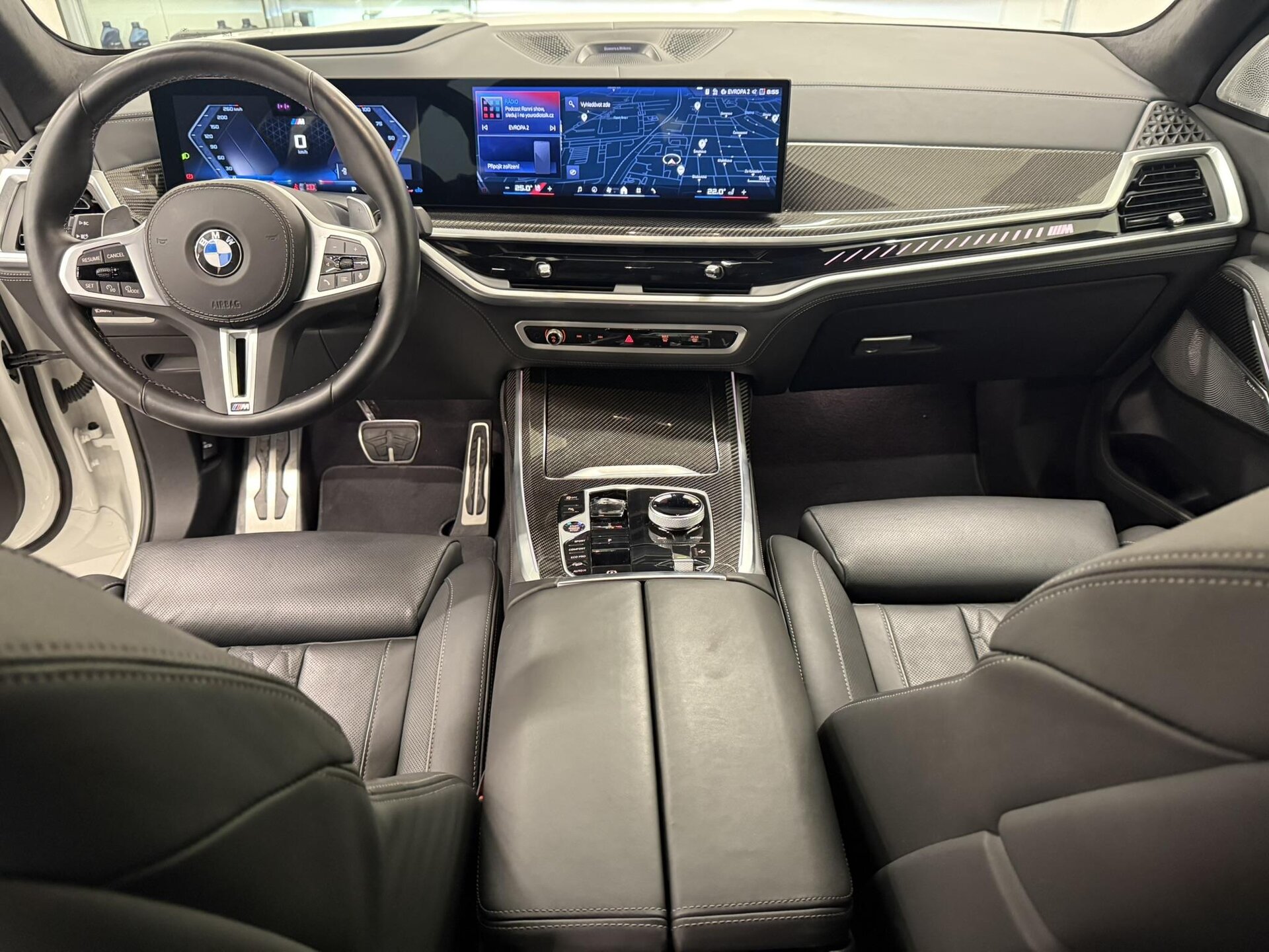 BMW X7 M60i xDrive | facelift | skladem | české předváděcí auto | velké sportovní luxusní SUV | benzín V8 biturbo | bílá Alpine| černá kůže | maximální výbava | VIP sleva | ihned k předání | nákup online | AUTOiBUY.com